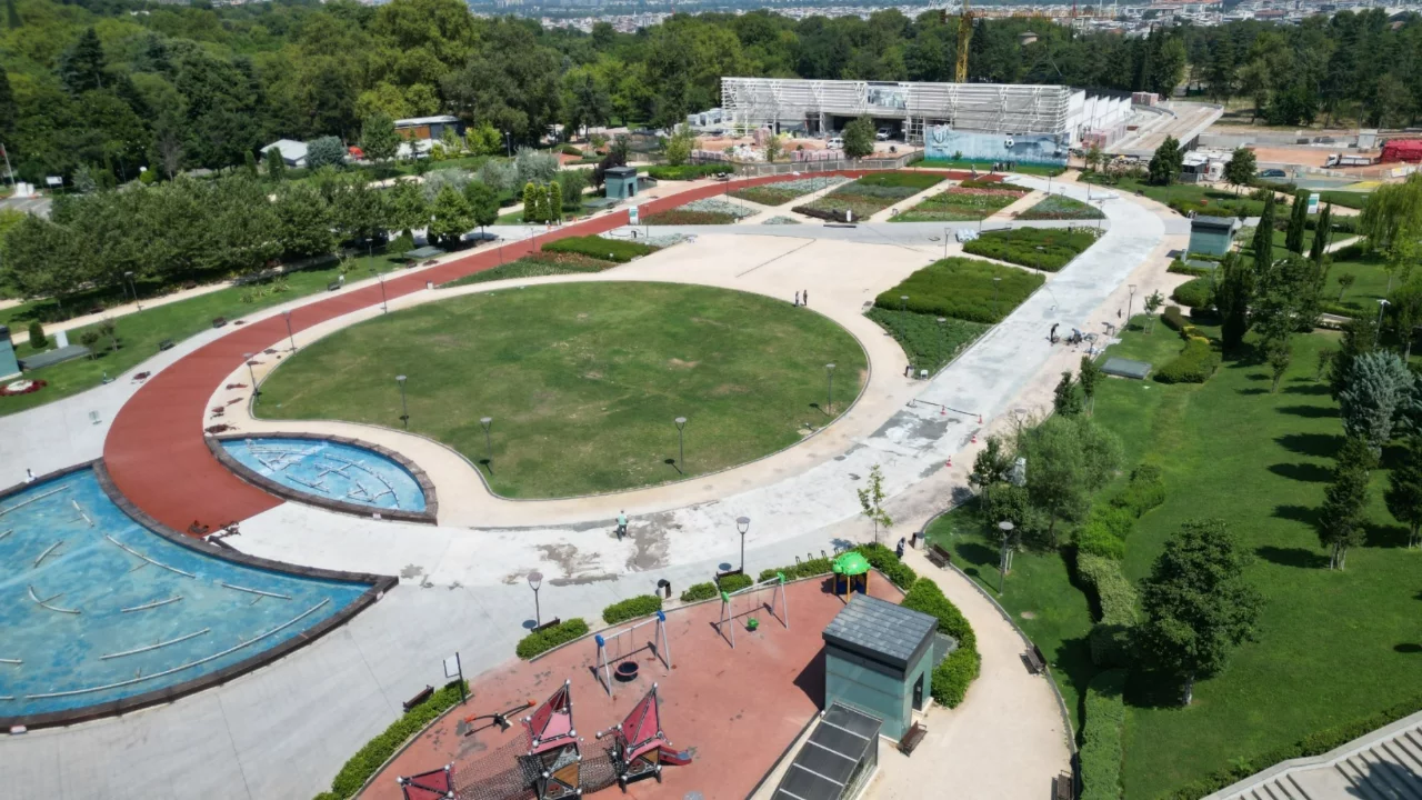 Bursa'nın parklarında konforlu ve g&uuml;venli alanlar i&ccedil;in &ccedil;alışmalar s&uuml;r&uuml;yor