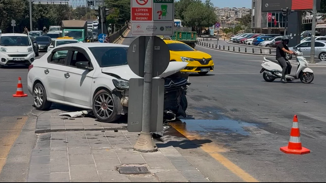 Kavşakta zincirleme kaza! 3 otomobil birbirine girdi