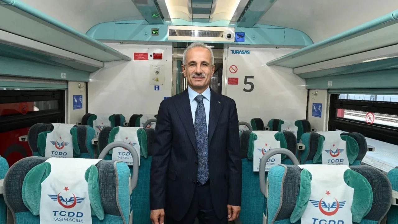YHT trenleri 15 Temmuz'un 10. yılında özel logoyla raylarda: İrade bizim, zafer bizim 