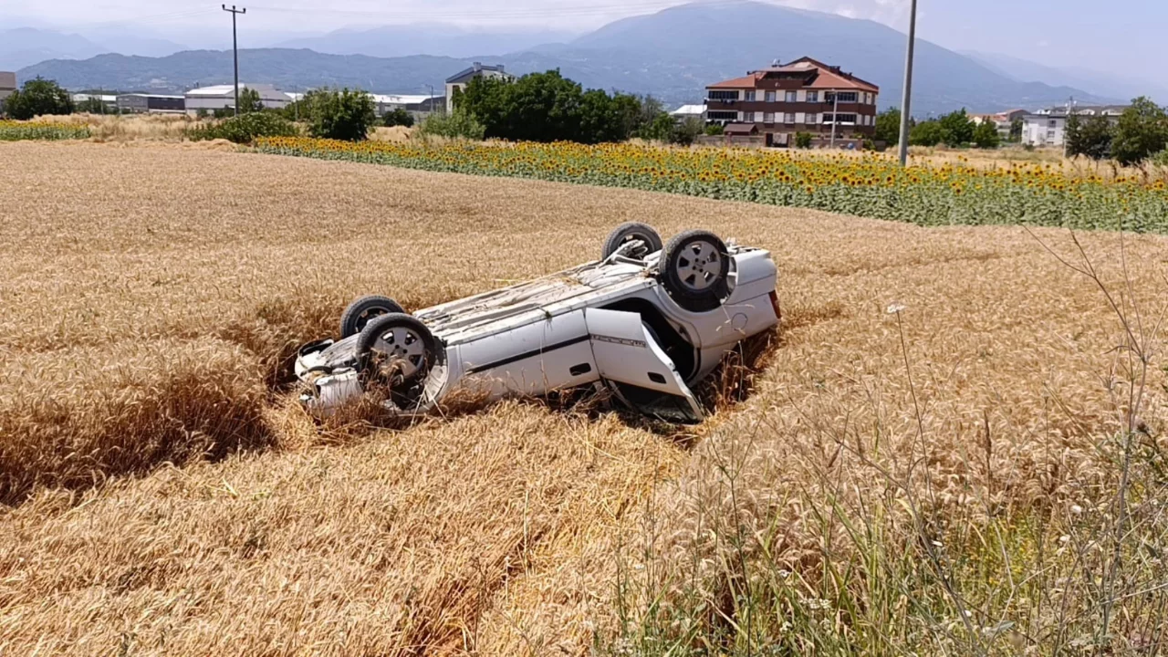 Bursa'da otomobil tarlaya u&ccedil;tu!