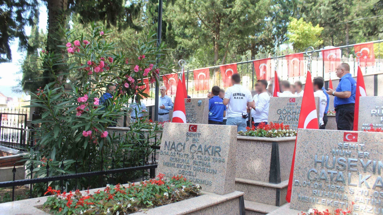 Bursa'da h&uuml;k&uuml;ml&uuml; ve cezaevi personelinden şehitliğe anlamlı ziyaret