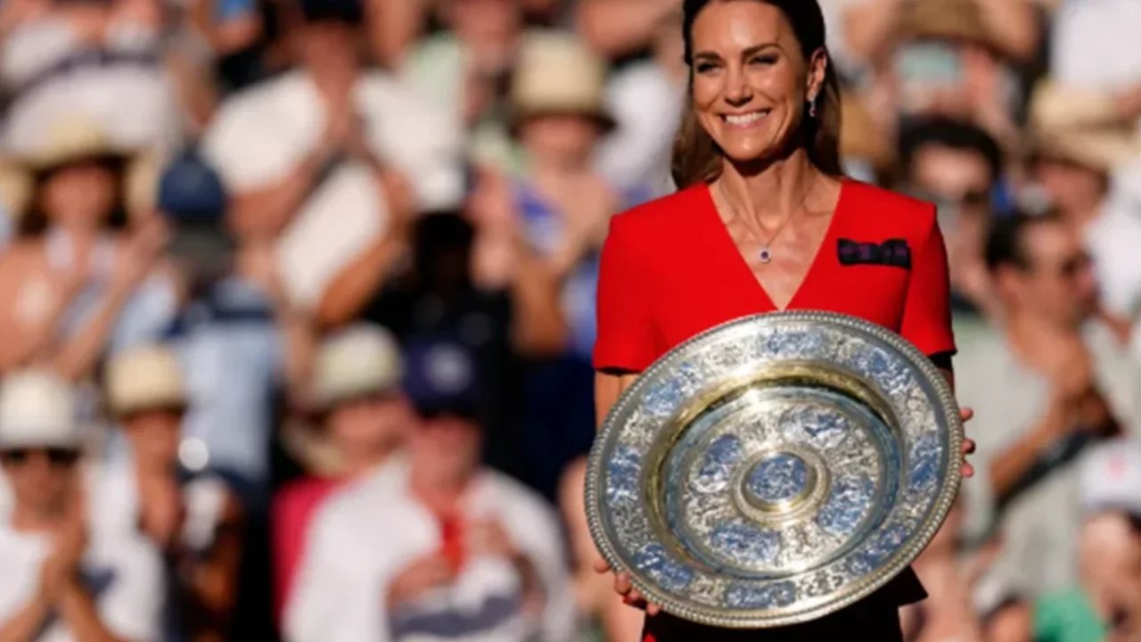 Kate Middleton Wimbledon finaline damga vurdu! Kırmızı elbisesiyle şıklık yarışının zirvesine çıktı