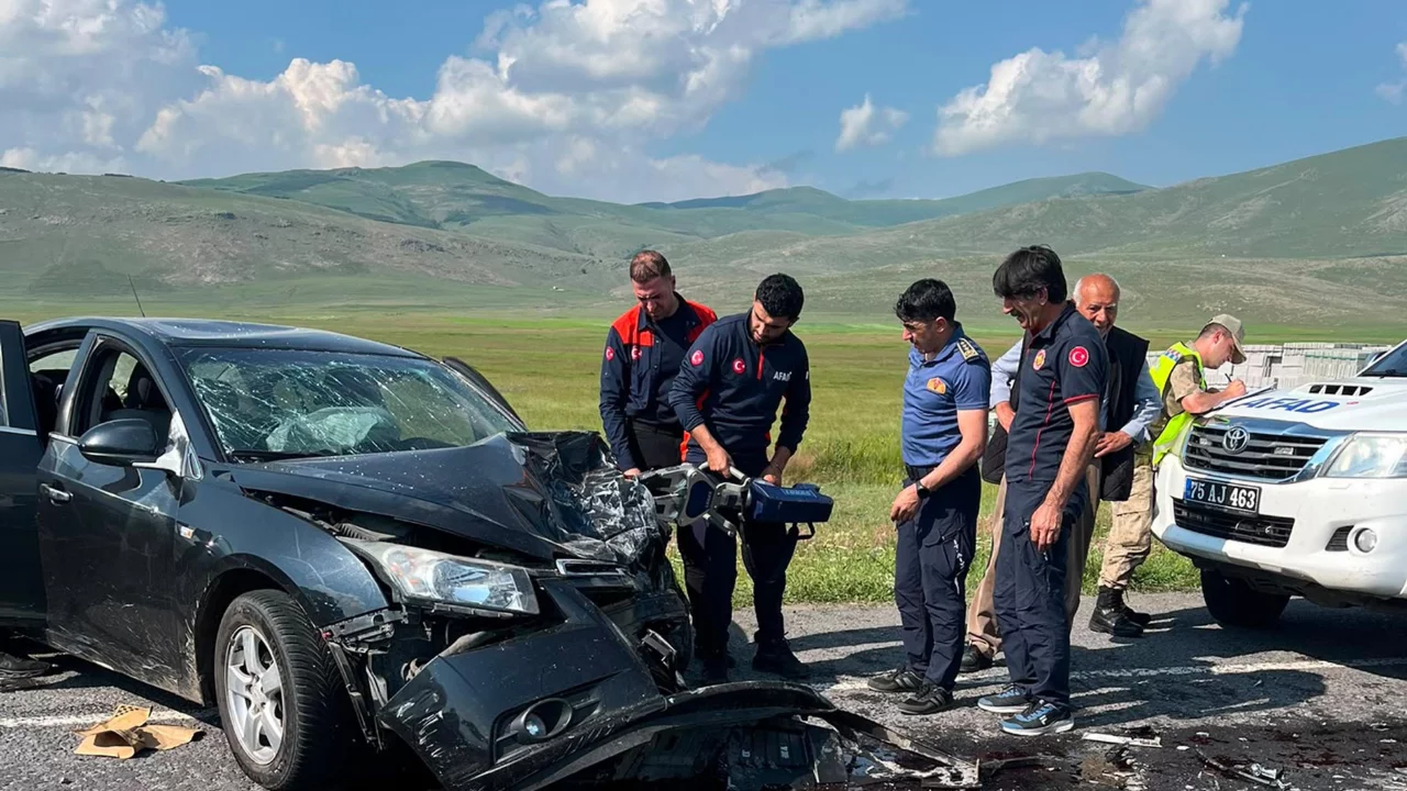Ardahan'da feci kaza! Minib&uuml;s ile otomobil &ccedil;arpıştı, yaralılar hastaneye kaldırıldı