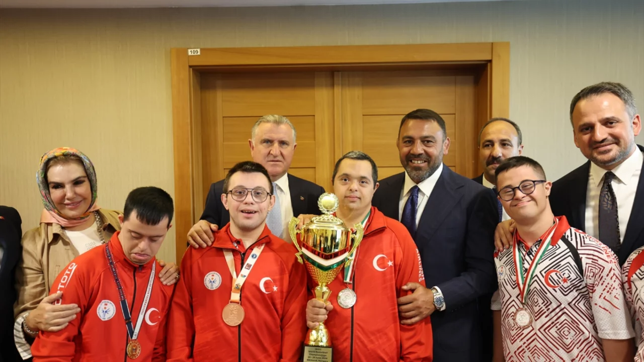 Bakan Bak, madalya kazanan &ouml;zel sporcularla bir araya geldi