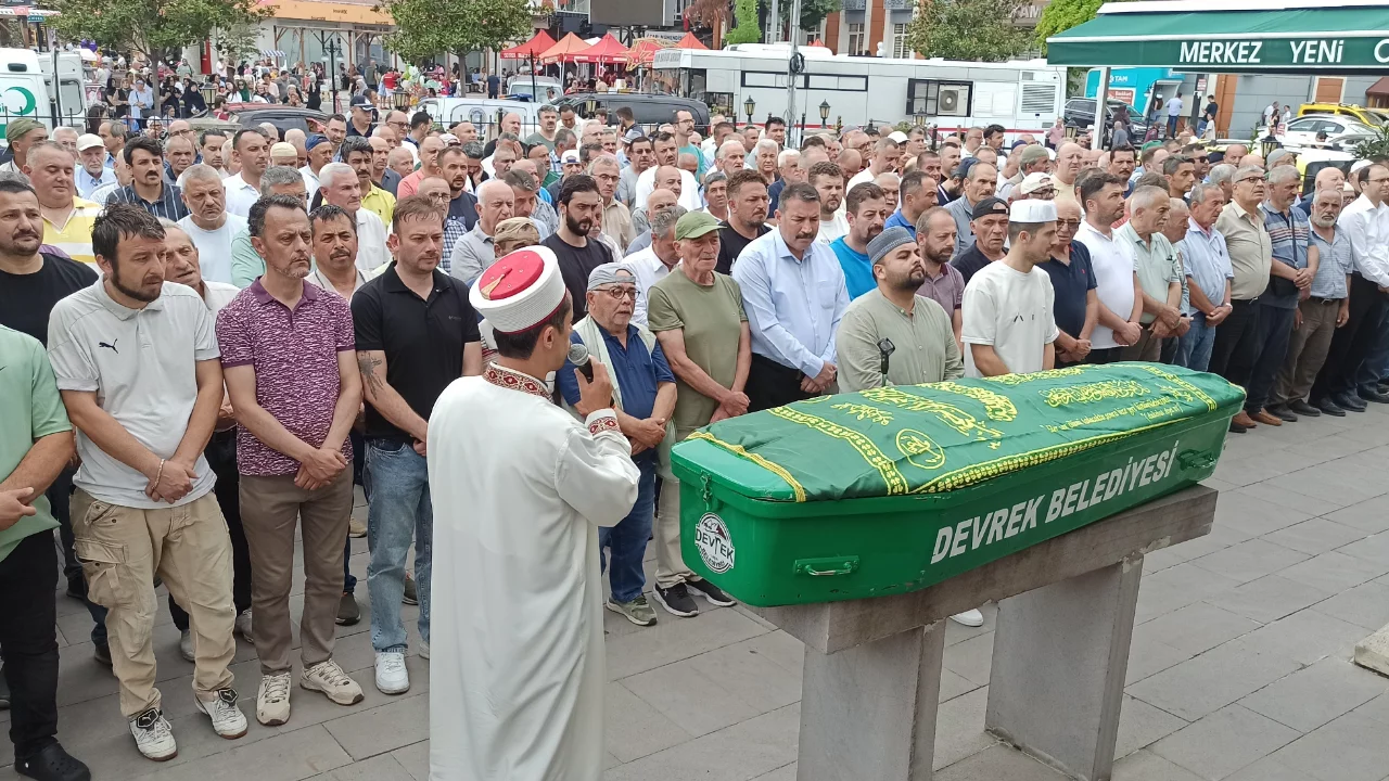 Arkadaşının evinde yaşamını yitiren emekli vatandaş son yolculuğuna uğurlandı! Soruşturma s&uuml;r&uuml;yor