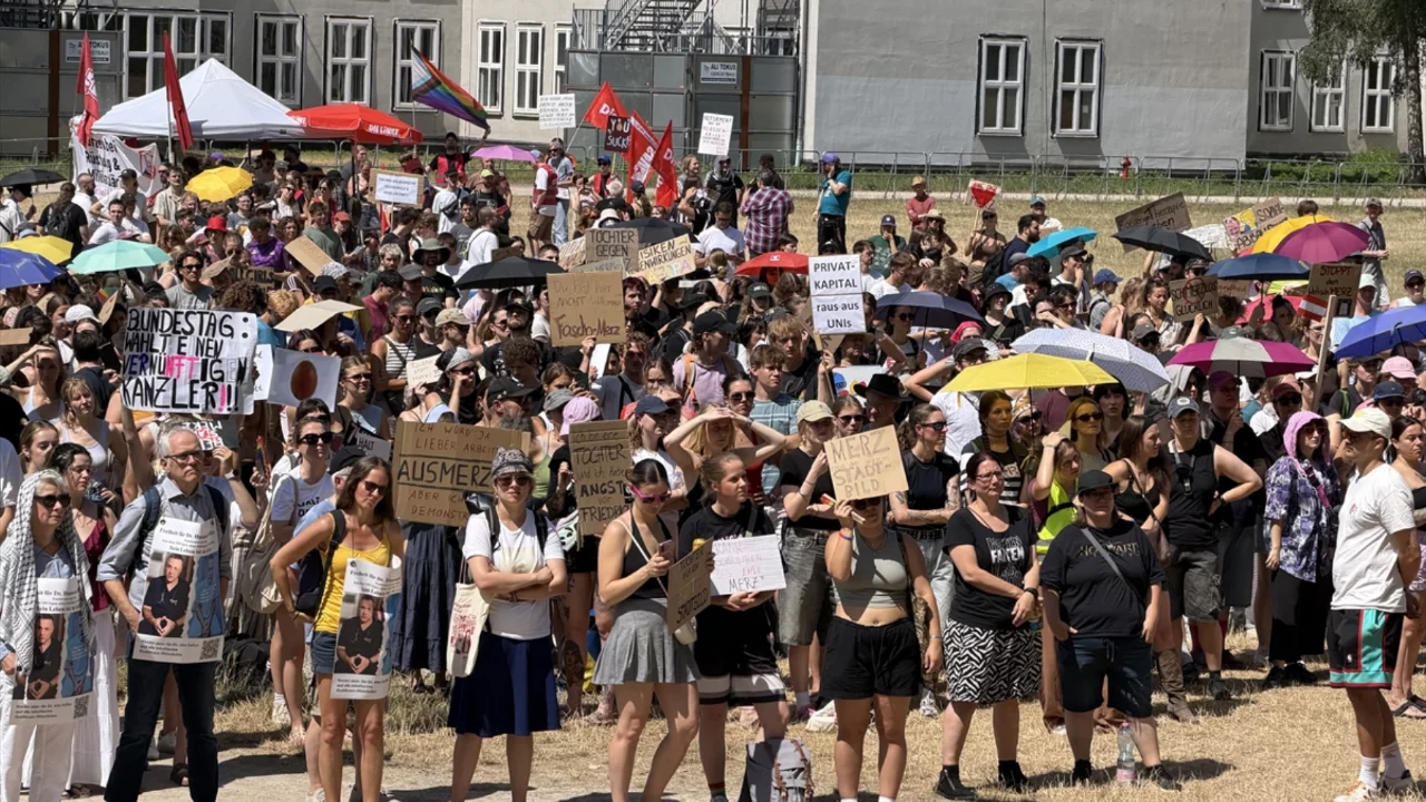 Almanya Başbakanı Merz, K&ouml;ln &Uuml;niversitesinde protesto edildi
