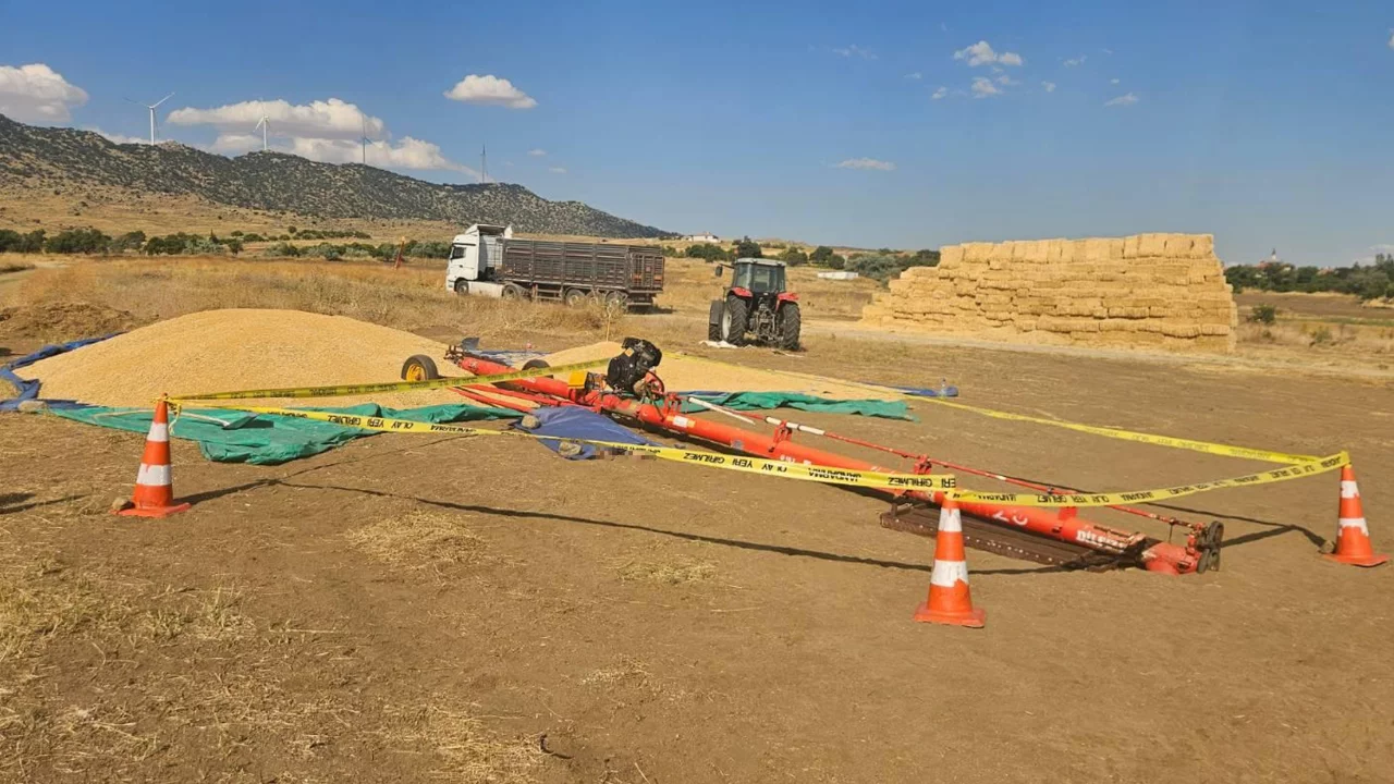 Devrilen y&uuml;kleme aracı can aldı! 18 yaşındaki iş&ccedil;iden acı haber...