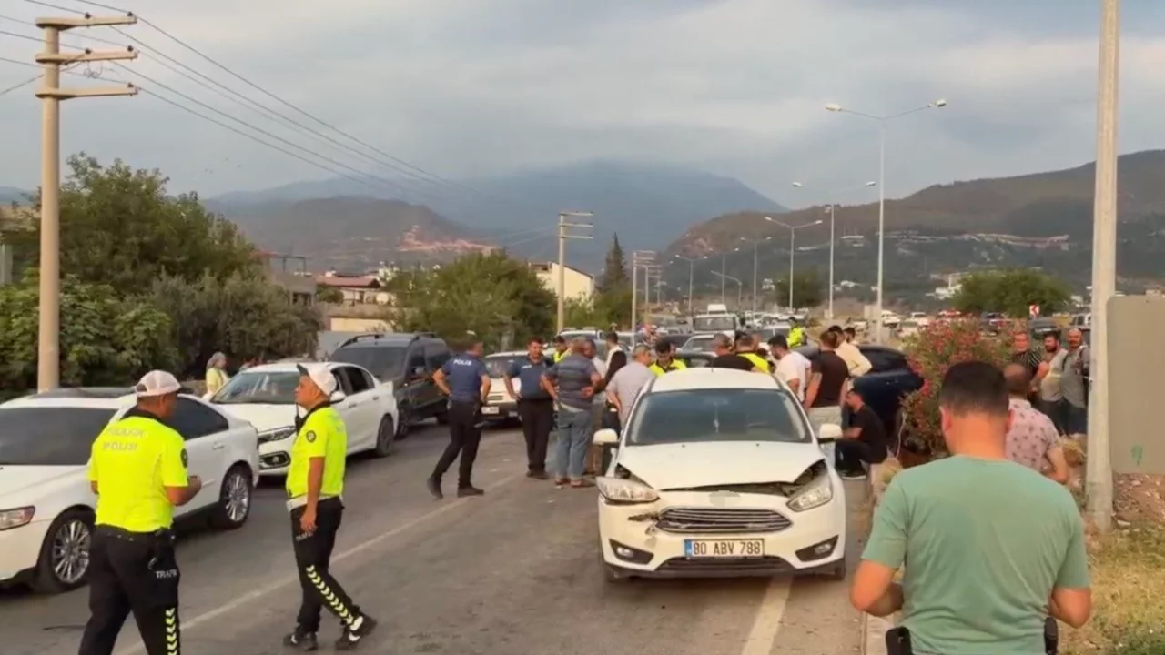 Osmaniye'de 4 ara&ccedil; birbirine girdi, yaralılar hastaneye kaldırıldı!