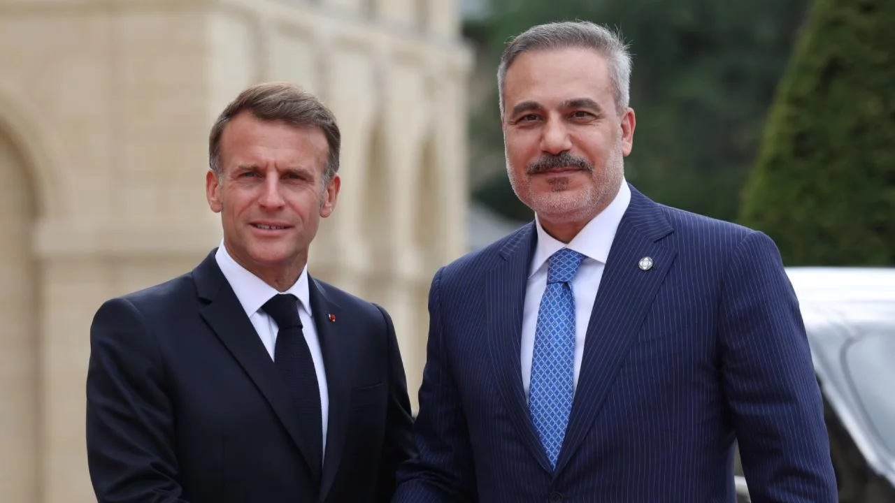 Hakan Fidan Paris'te kritik zirvede! T&uuml;rkiye'nin Ukrayna diplomasisinde dikkat &ccedil;eken temsil