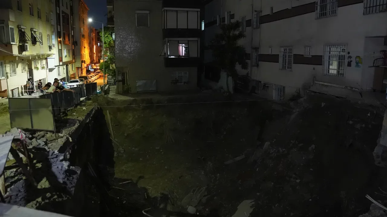 İnşaat &ccedil;alışması kabusa d&ouml;nd&uuml;! Apartman apar topar boşaltıldı