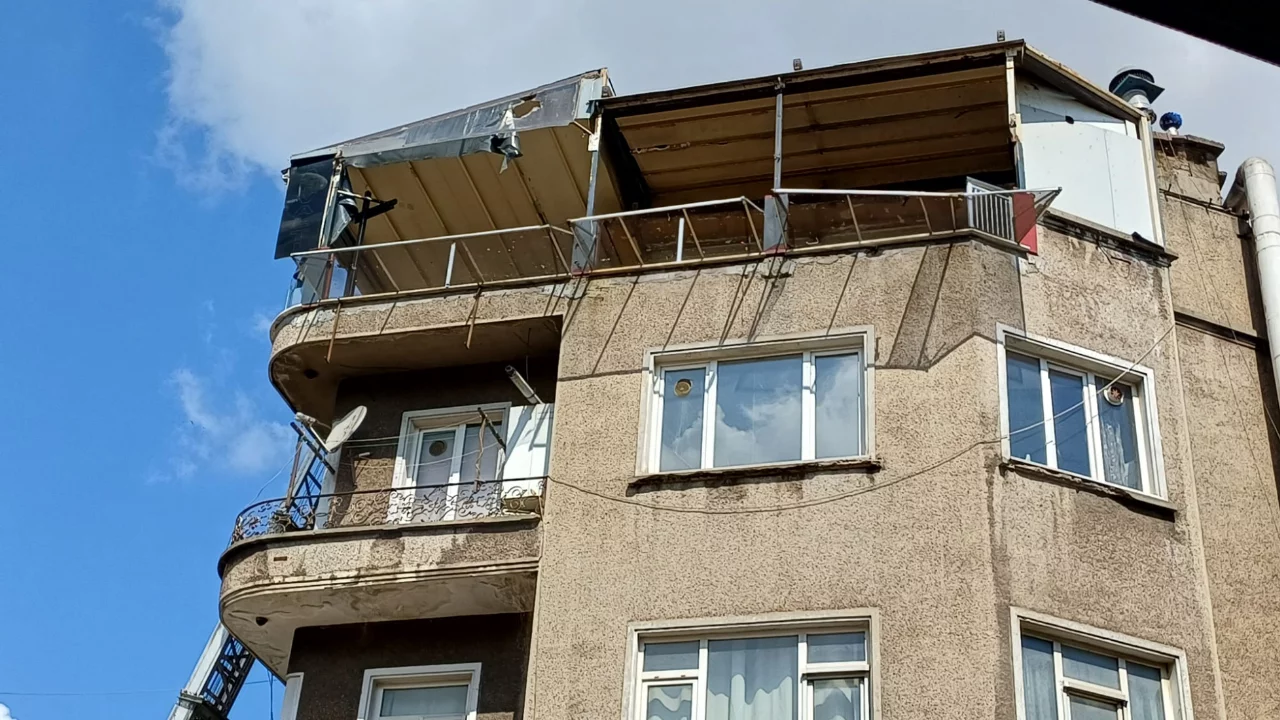 Bursa'da y&uuml;rekleri ağza getiren olay! Tadilat sırasında camlar aşağıya d&uuml;şt&uuml;