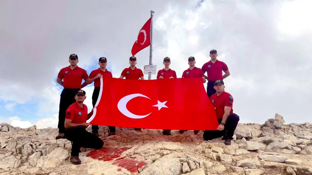 JAK timlerinden Uludağ Zirvesi'nde 15 Temmuz'a anlamlı tırmanış