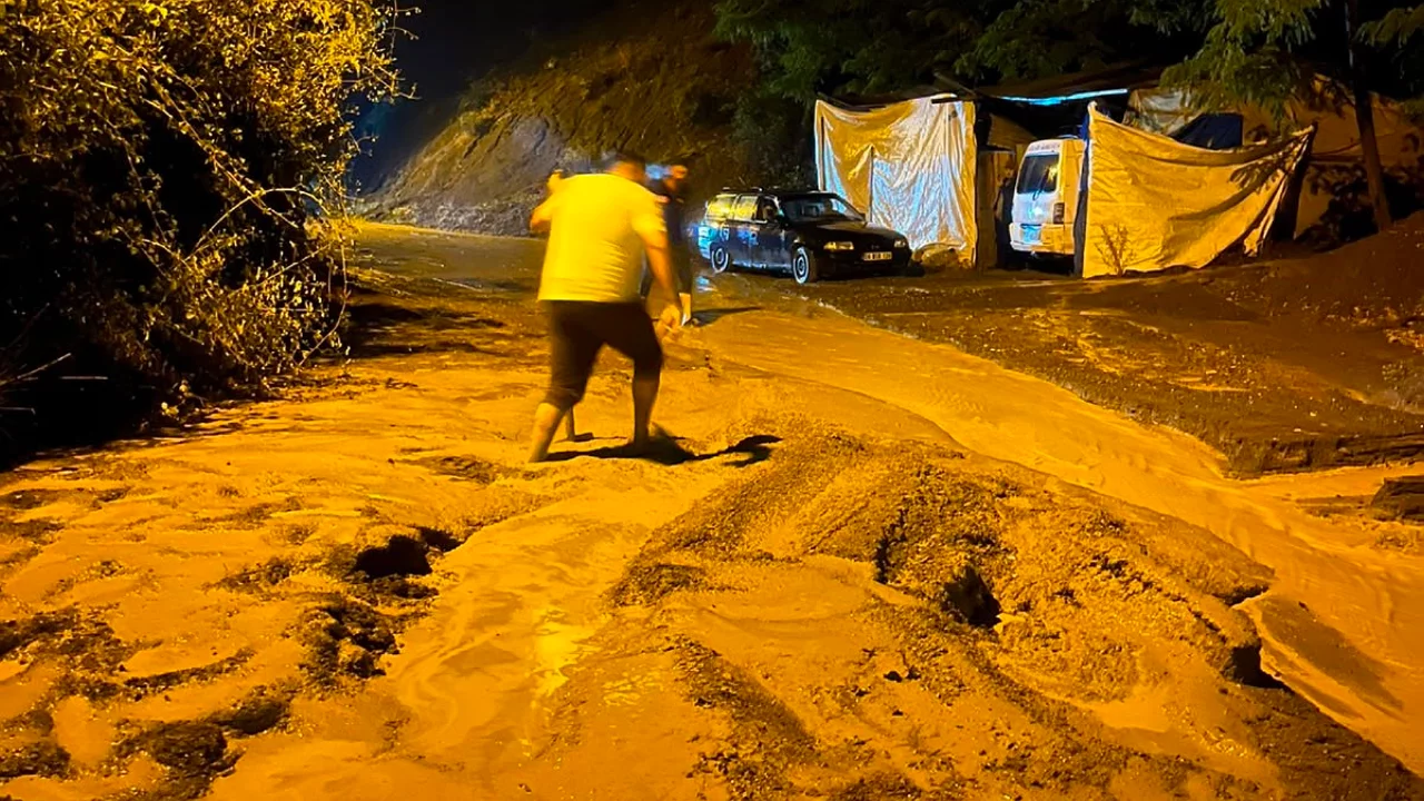 Gece yarısı sel alarmı! K&ouml;y yolları &ccedil;amur ve kayalarla kapandı