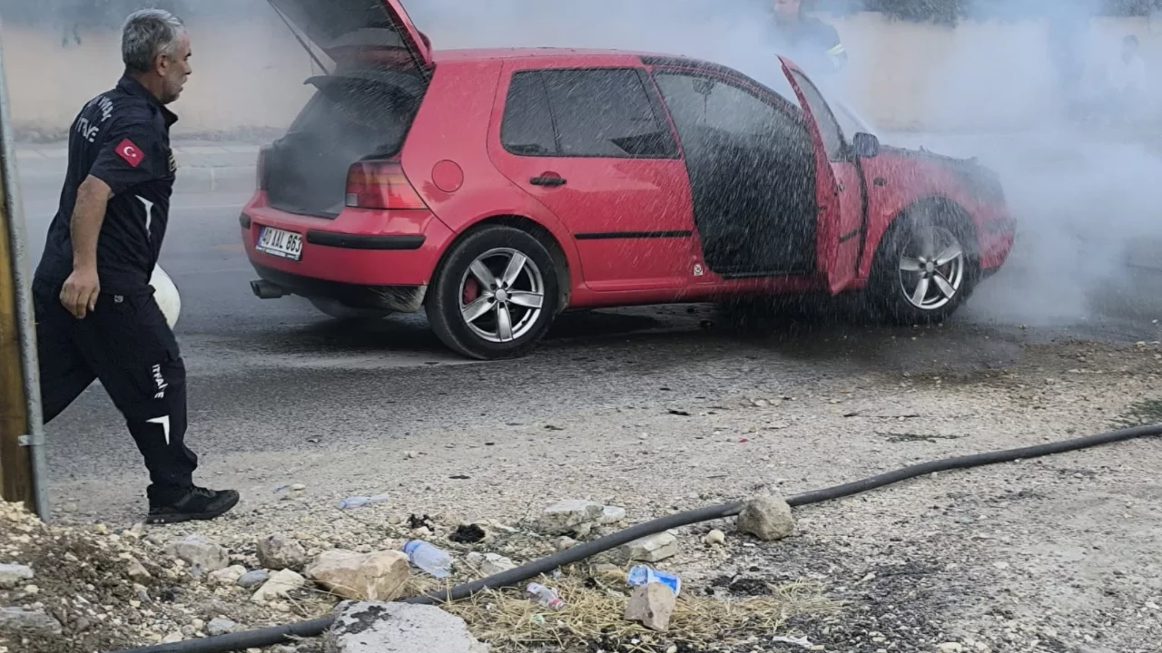 Seyir halindeki otomobil alev aldı