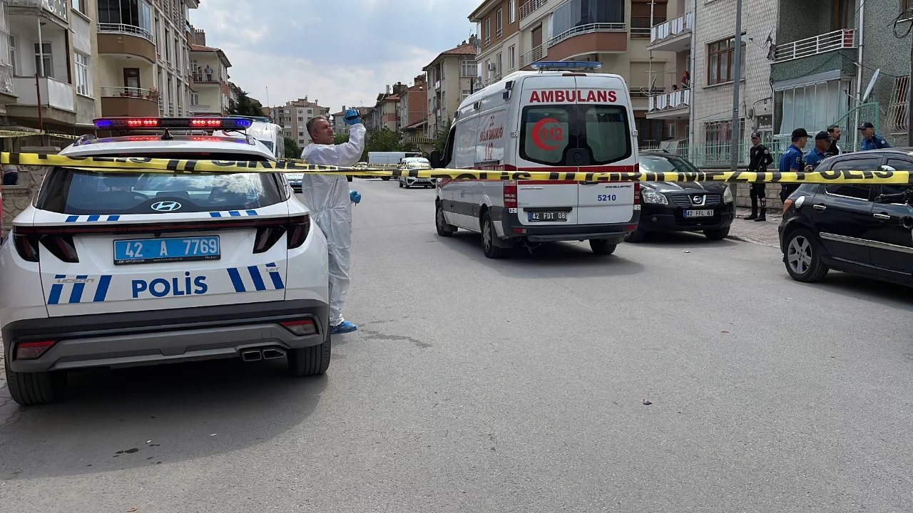 Üvey annesi ile kız kardeşinin boğazını keserek öldürdü