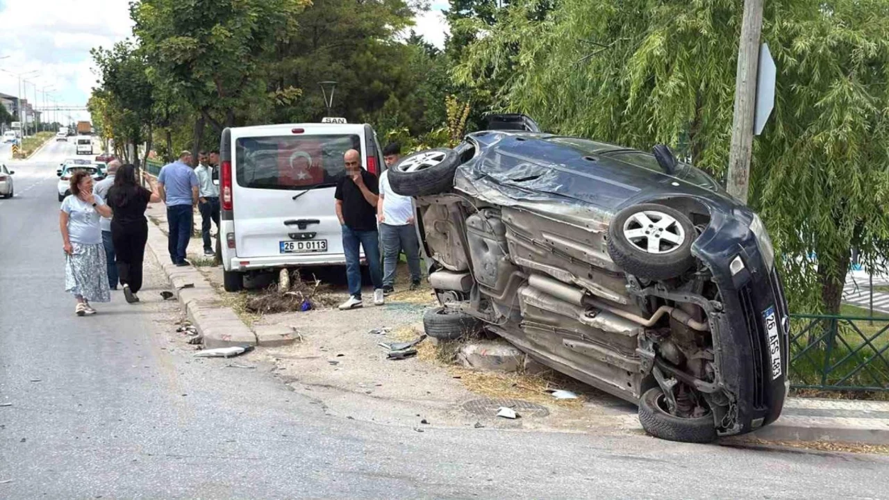 Eskişehir'de dolmuşun &ccedil;arptığı otomobil yan yattı: 8 yaralı