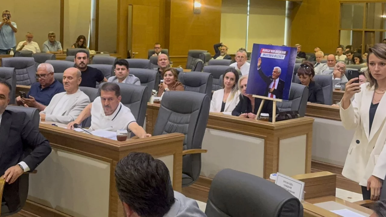 Bursa B&uuml;y&uuml;kşehir Meclisi'nde İsmet İn&ouml;n&uuml; tartışması! Tansiyon bir anda tavan yaptı