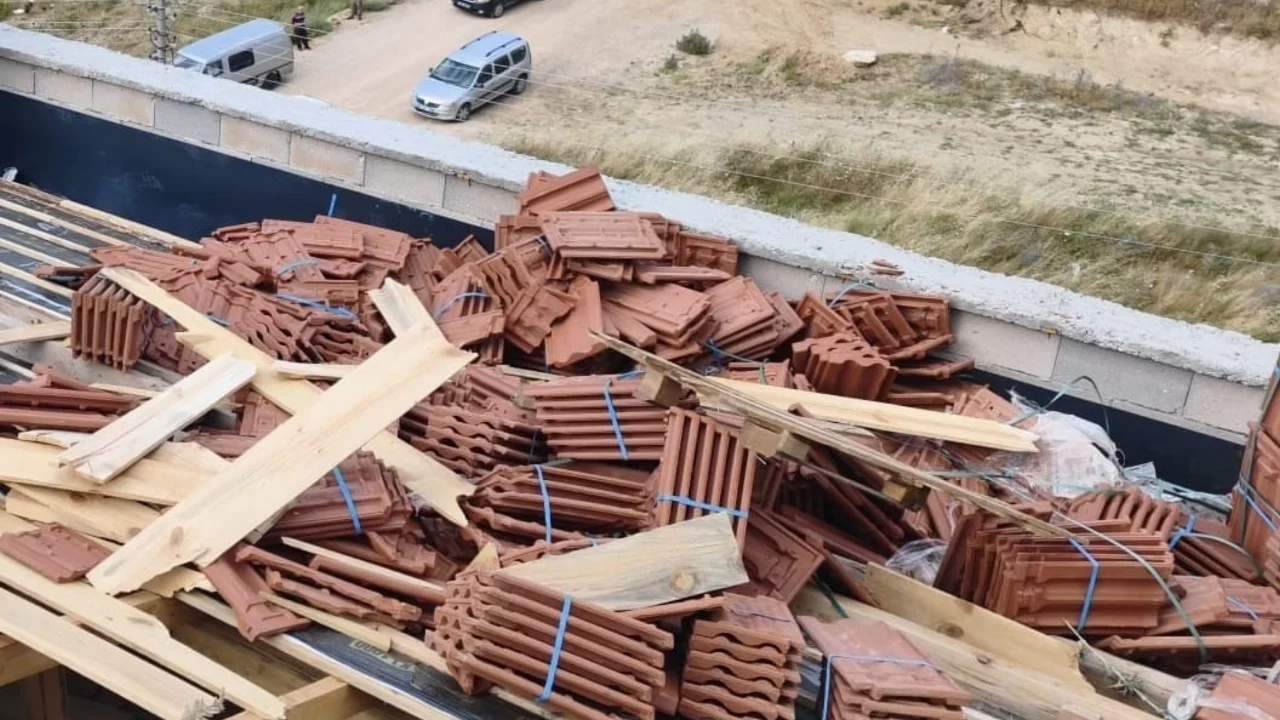 Bursa'da inşaatta korku dolu anlar! &Ccedil;atıda devrilen kiremitler 2 iş&ccedil;iyi yaraladı