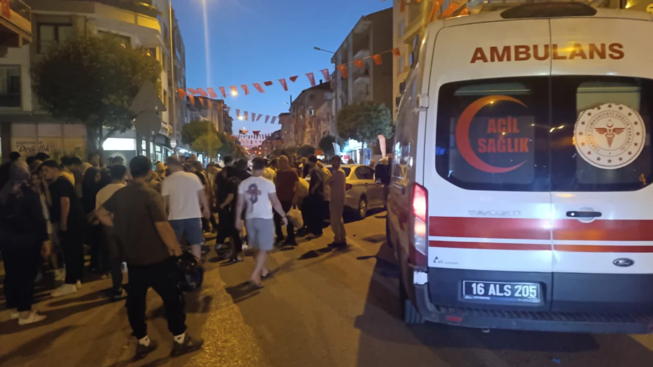 Bursa'da motosiklet karşı y&ouml;nden gelen ara&ccedil;la &ccedil;arpıştı! Yaralı var...
