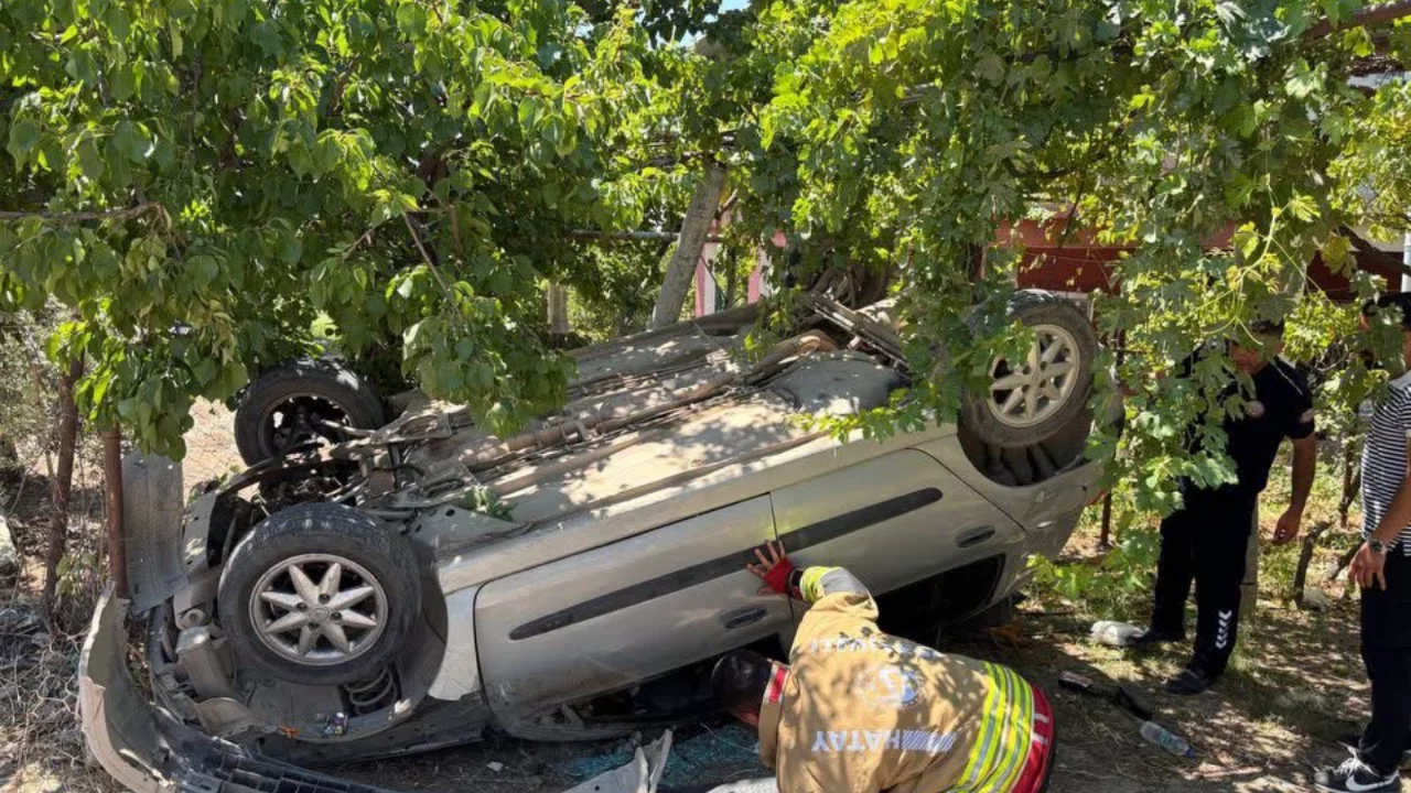 Hatay'da kontrolden çıkan otomobil takla attı! Sürücü ağaçların arasından kurtarıldı