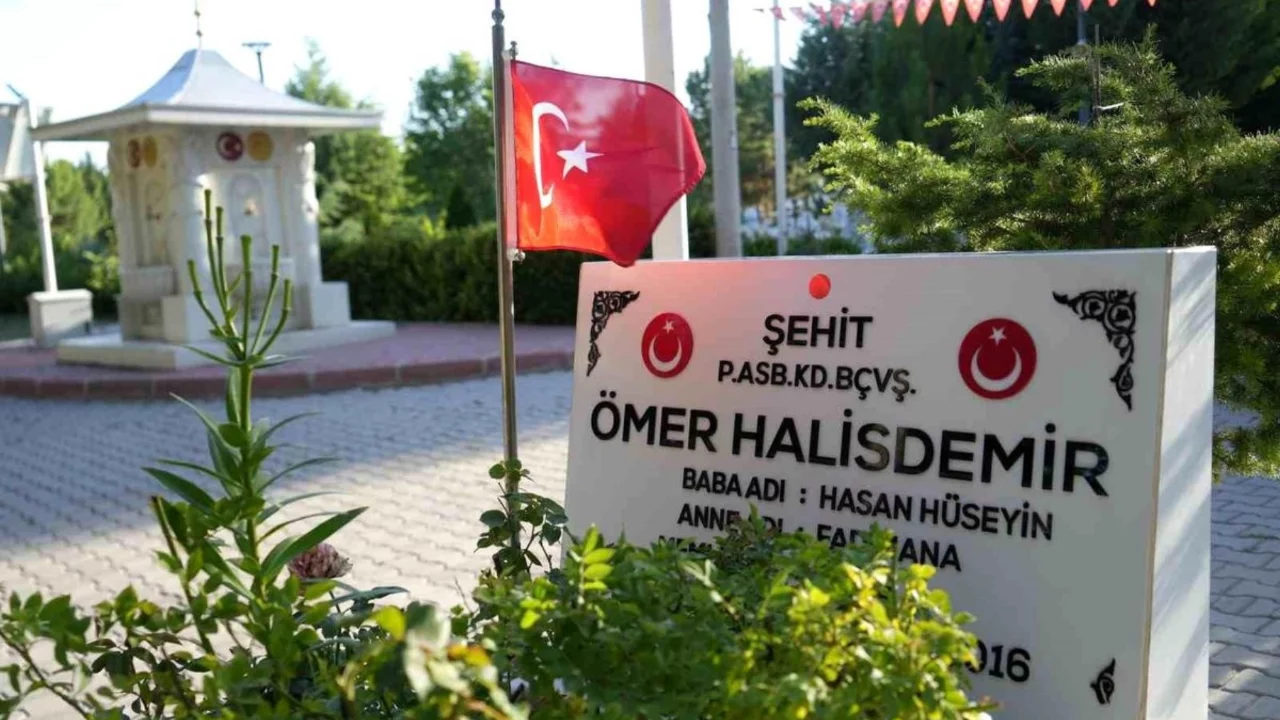 15 Temmuz'un 10. yılında şehit Ömer Halisdemir kabri başında anıldı
