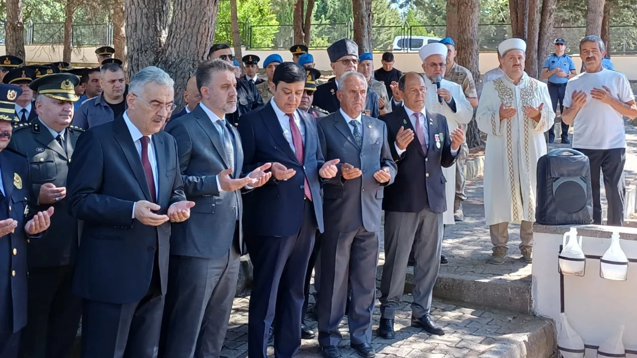 15 Temmuz Demokrasi ve Milli Birlik G&uuml;n&uuml;'nde Bursa Protokol&uuml; şehitlerin huzurunda