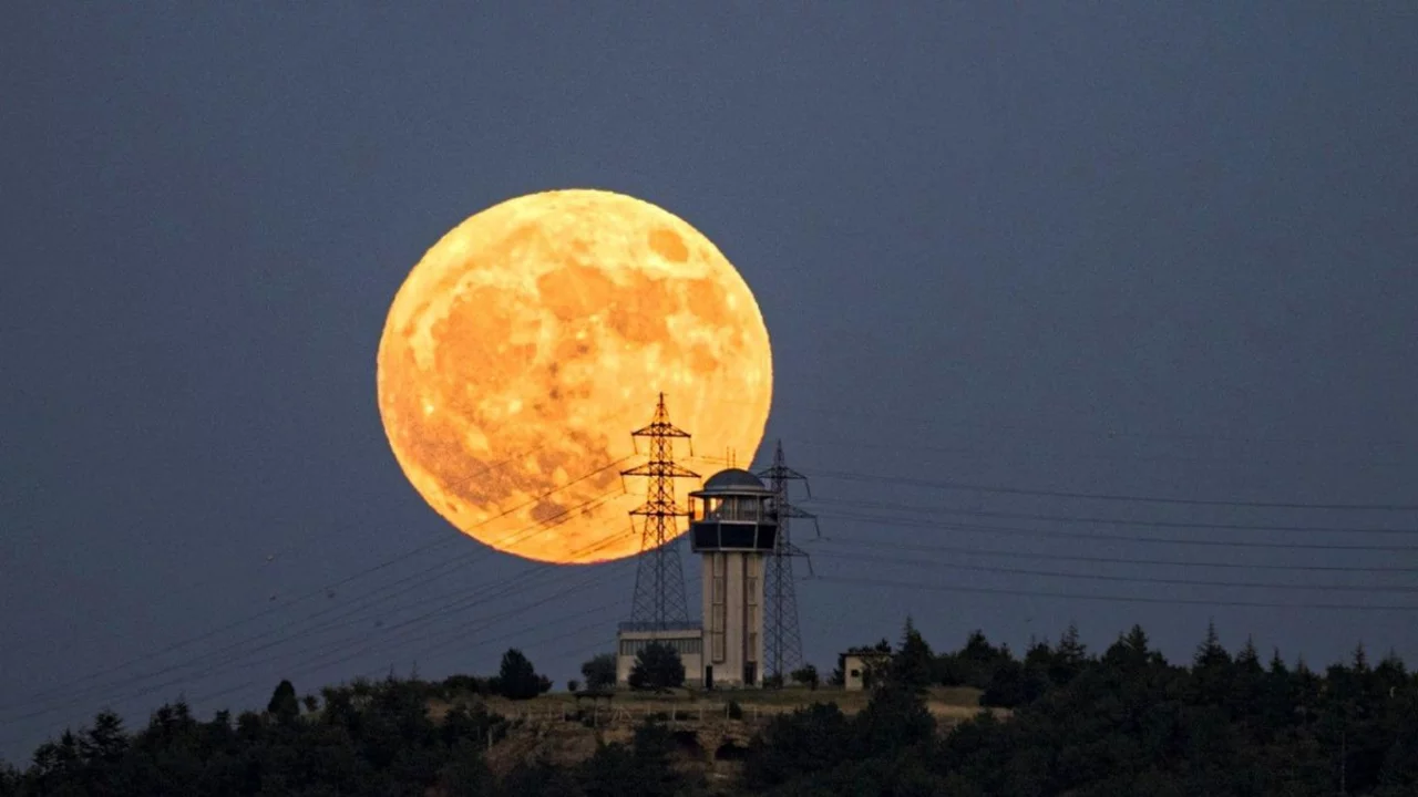 Astrofotoğraf&ccedil;ı '&Ccedil;ilek Dolunayı'nı b&ouml;yle g&ouml;r&uuml;nt&uuml;ledi