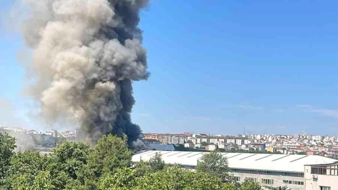 İstanbul'da s&uuml;nger fabrikasında korkutan yangın!