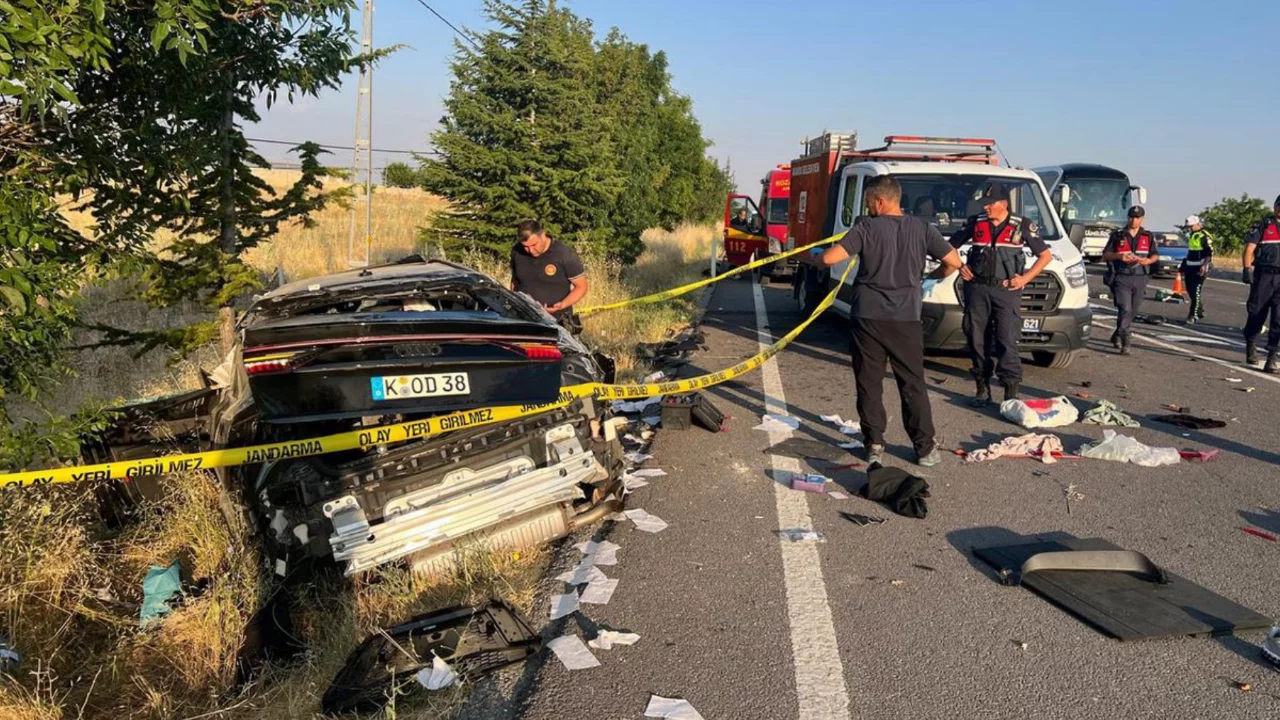 Hasretle &ccedil;ıktıkları yol felaketle sonu&ccedil;landı: 3 &ouml;l&uuml;, 1 yaralı