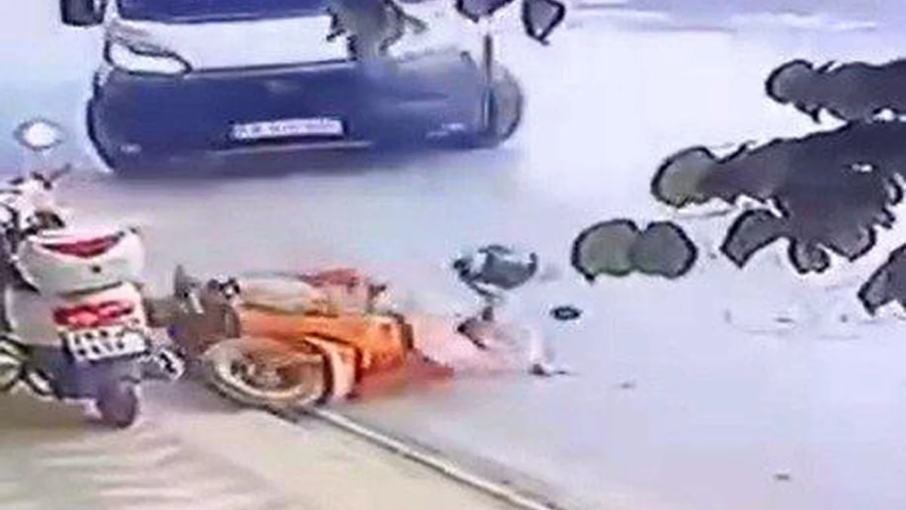 D&ouml;n&uuml;ş yapan minib&uuml;s motosiklete &ccedil;arptı!