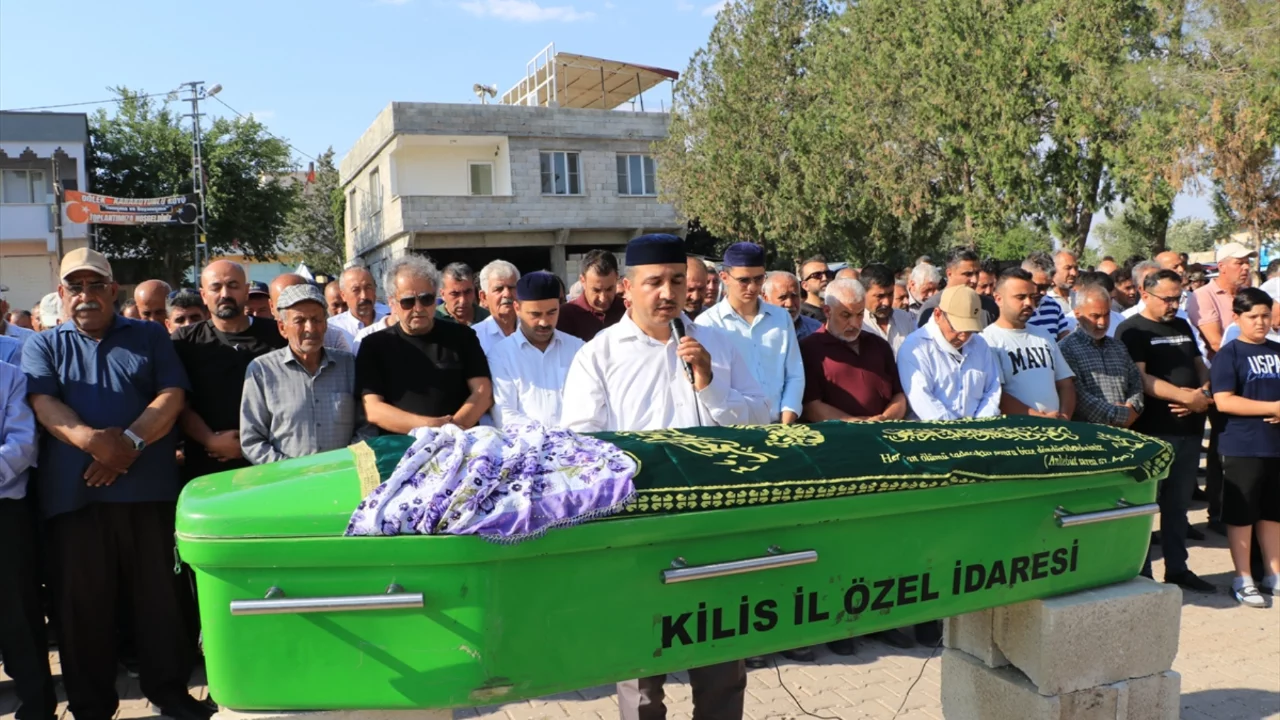 Kilis'te dehşetin ardından acı veda! &Ouml;ld&uuml;r&uuml;len 5 &ccedil;ocuk annesi son yolculuğuna uğurlandı
