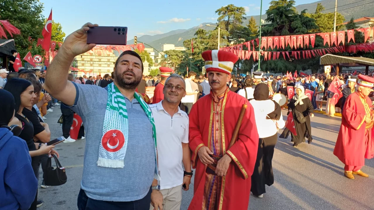 Bursa'da y&uuml;zlerce kişi 15 Temmuz Demokrasi ve Bayrak Y&uuml;r&uuml;y&uuml;ş&uuml;'nde buluştu