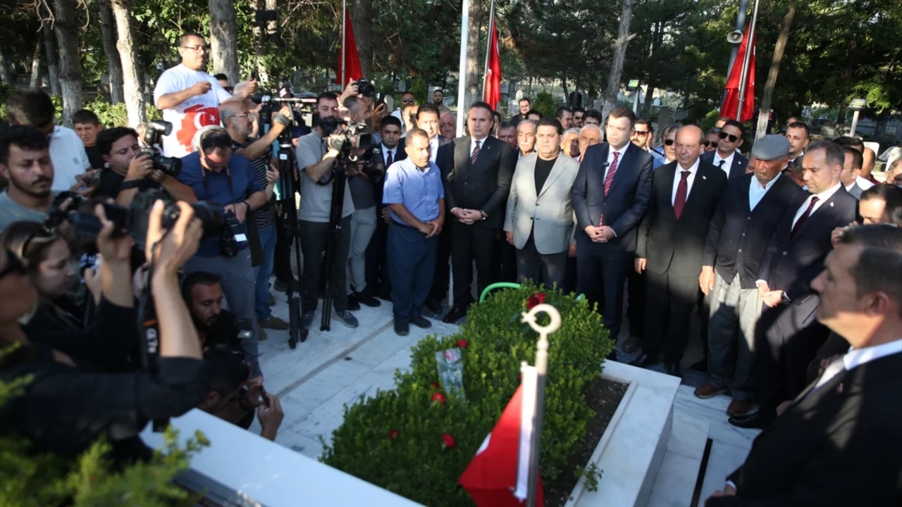 15 Temmuz'un kahramanı Ömer Halisdemir, kabri başında dualarla anıldı