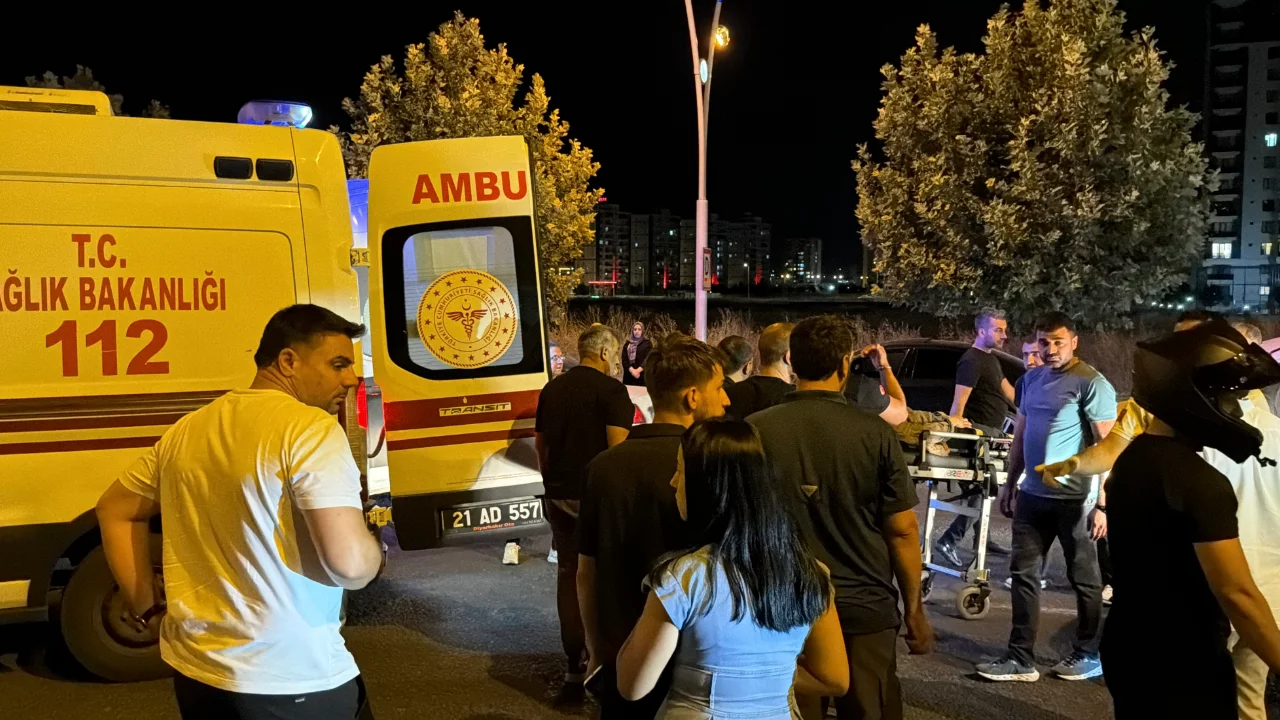 Diyarbakır'da bisikletli kadına taksi &ccedil;arptı! Yaralı olarak hastaneye kaldırıldı