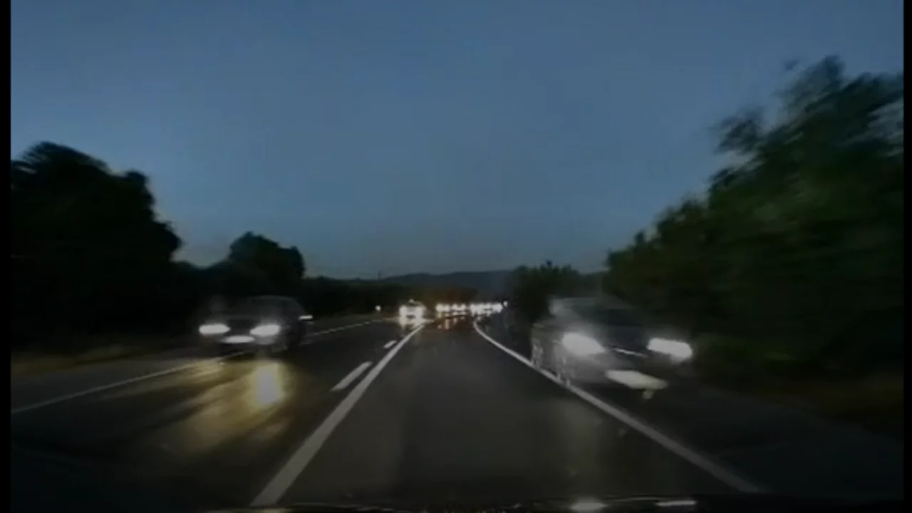 Orhangazi - İznik yolunda y&uuml;rekleri ağza getiren sollama! Facia kıl payı &ouml;nlendi..
