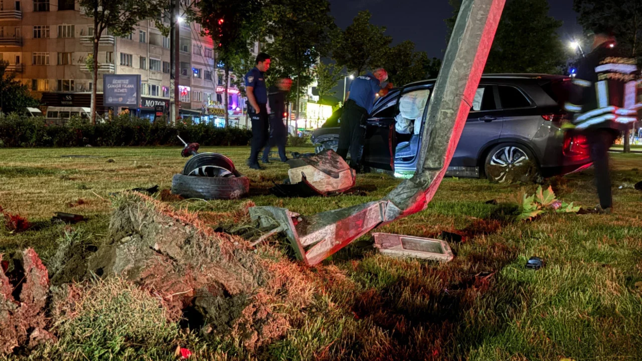 Virajı alamayan SUV aydınlatma direğini yerinden söktü: 1 yaralı 