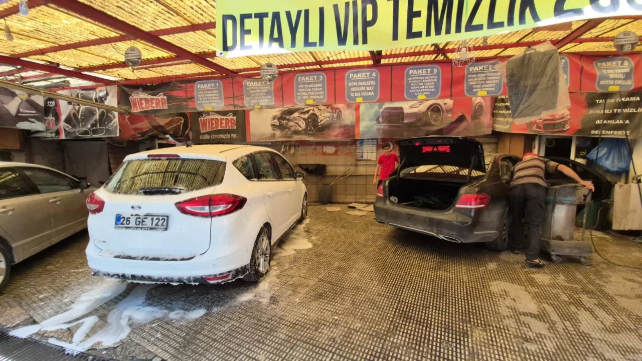 Oto yıkamacılar işlerinin daha da a&ccedil;ılması i&ccedil;in gurbet&ccedil;ileri bekliyor