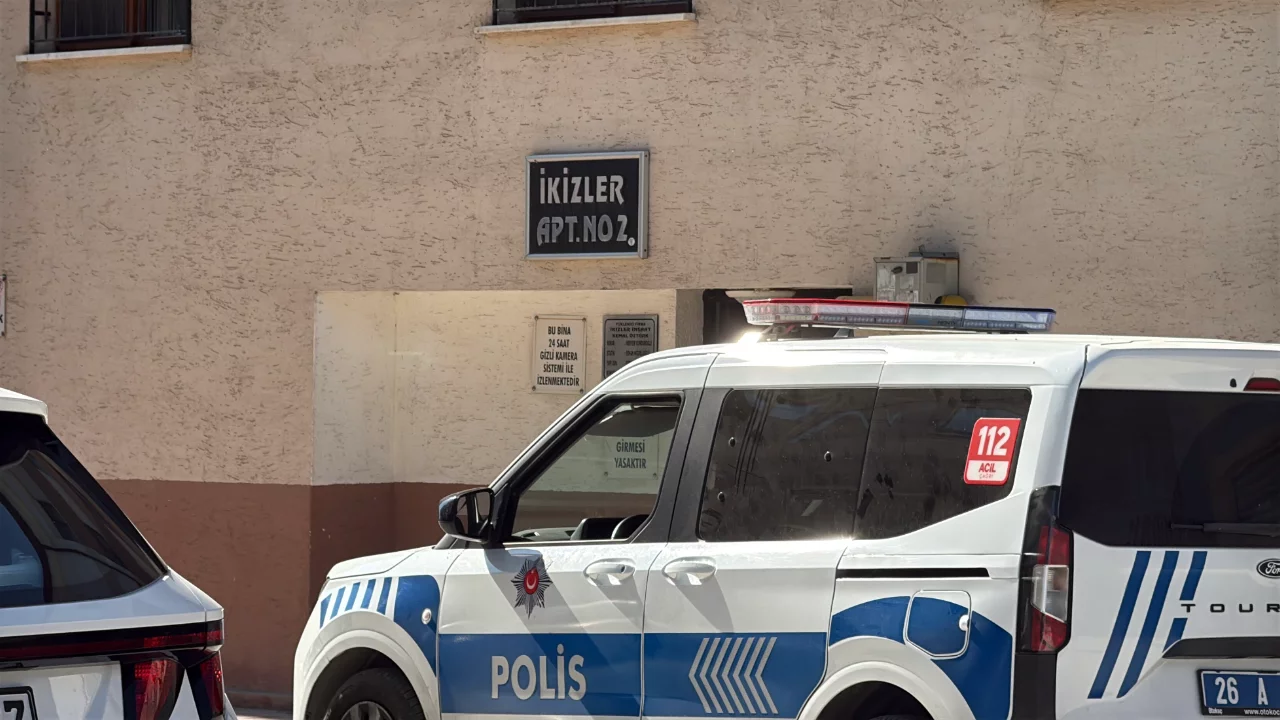 Yayılan kokular nedeniyle eve giren ekipler yaşlı adamın cesedi ile karşılaştı