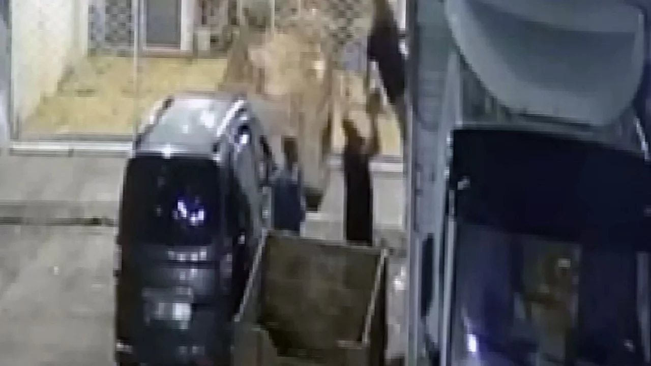 Kamyondan 600 kilo kavun ve karpuz &ccedil;alıp, satmışlar