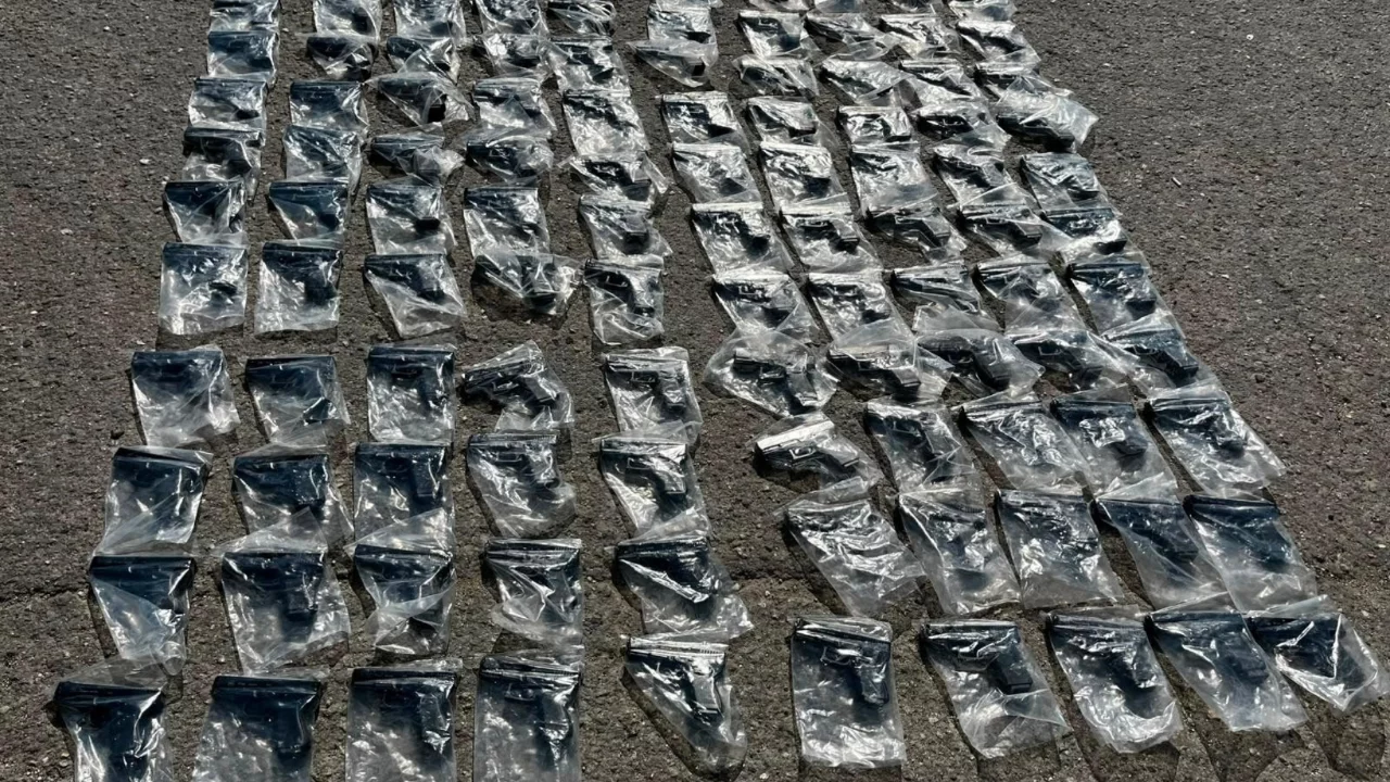 Durdurulan otobüsten cephanelik çıktı: 120 silah ele geçirildi