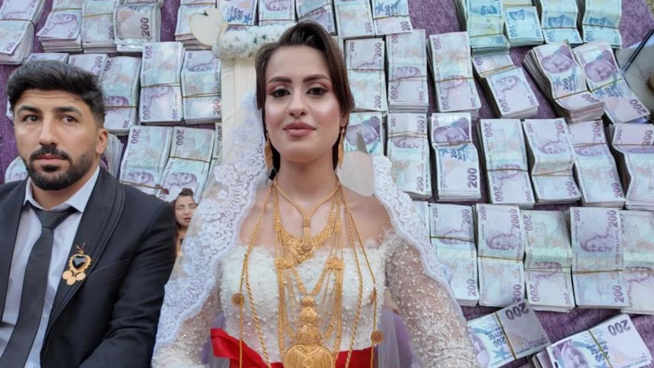 Şırnak'ta görkemli düğün: Gelin ve damada toplam 6 milyon liralık takı takıldı