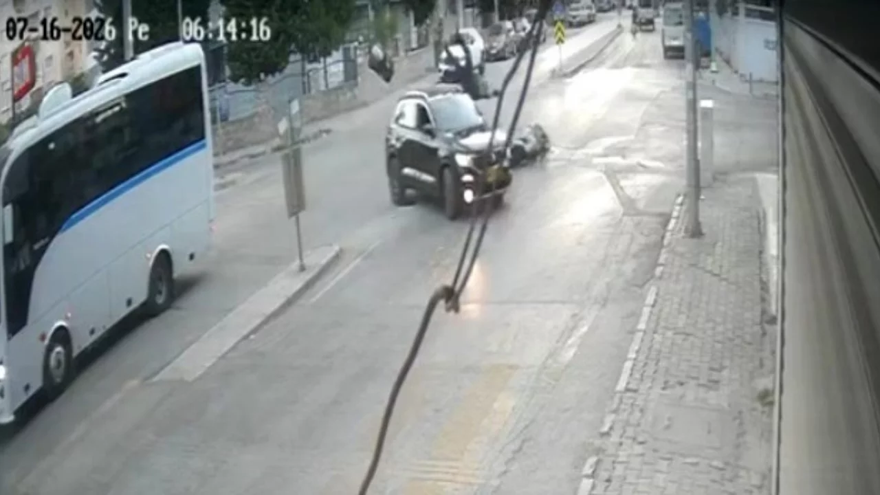 İzmir'de otomobilin motosiklete çarpıp kaçtığı kaza kameraya yansıdı