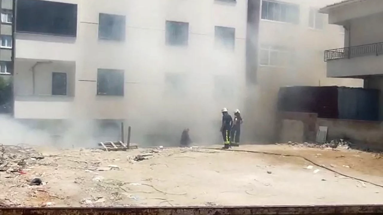 Avcılar'da metruk bina yangını