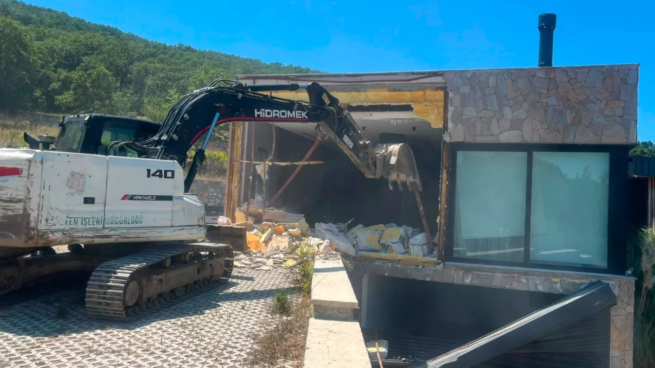 İznik G&ouml;l&uuml; kenarındaki ka&ccedil;ak yapılar tek tek yıkılıyor!