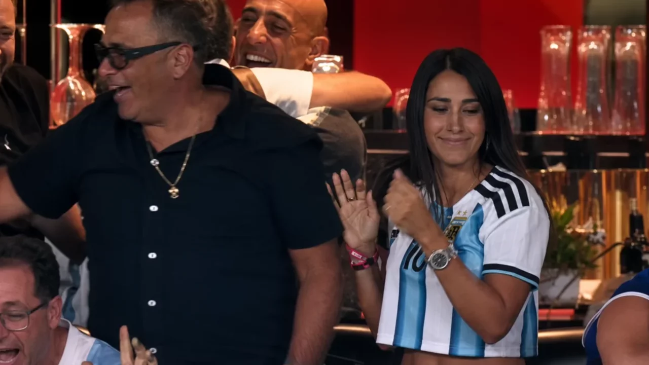 Messi'nin eşi Antonela Roccuzzo'dan duygusal anlar! Arjantin'in kritik golü sonrası gözyaşlarını tutamadı