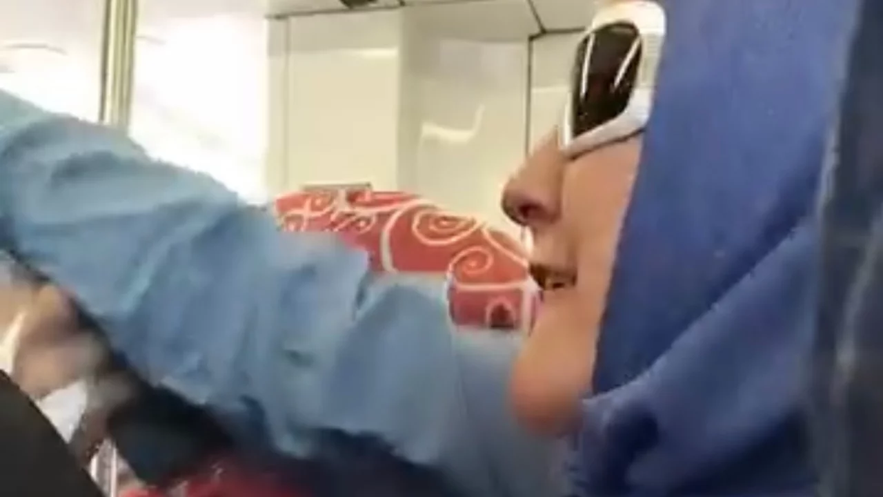Tramvayda "&Ccedil;ocuklar oturmasın" kavgası! Bağırıp sırt &ccedil;antası fırlattı...
