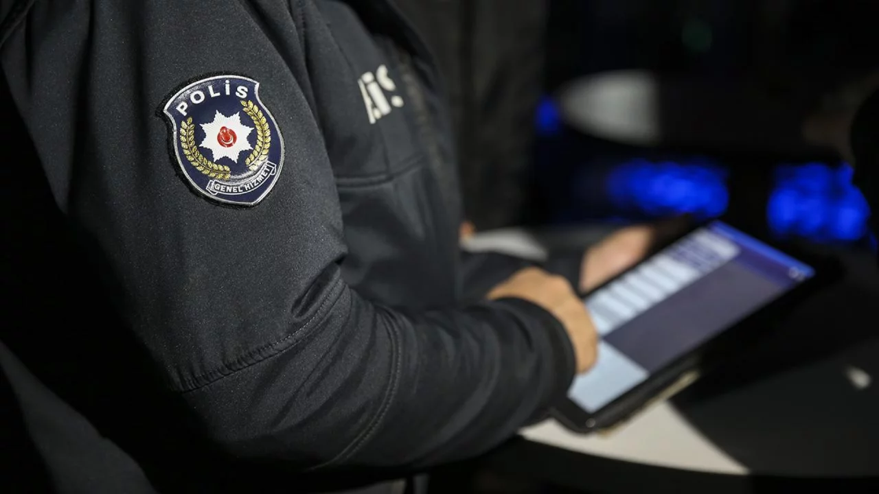 Ehliyetsiz s&uuml;r&uuml;c&uuml; drift yaptı, yayaya &ccedil;arptı: 180 bin lira ceza