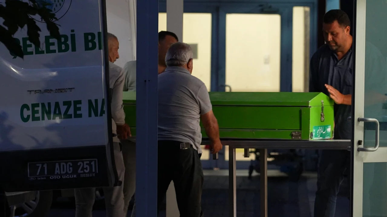 Babasının cesedini par&ccedil;alayıp tuvalete g&ouml;mm&uuml;şt&uuml;! Mahkemenin kararı belli oldu...