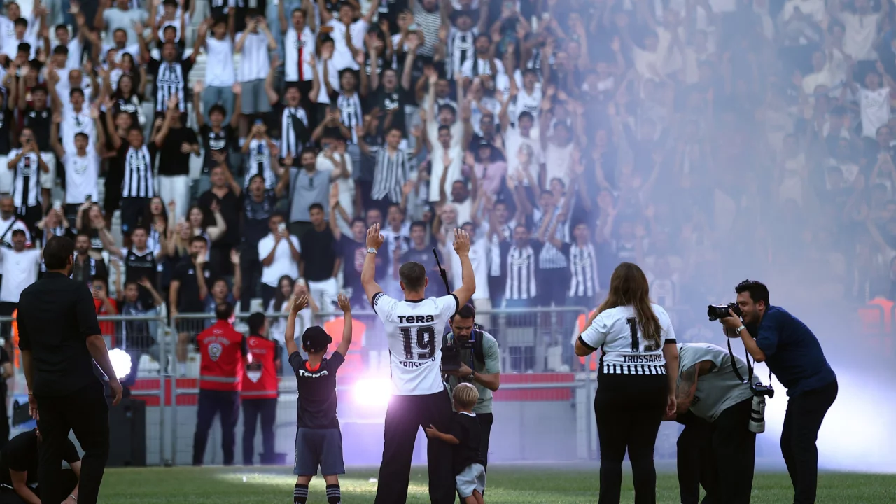 Beşiktaş'ta Trossard coşkusu! 20 bin taraftar &ouml;n&uuml;nde tarihi imza