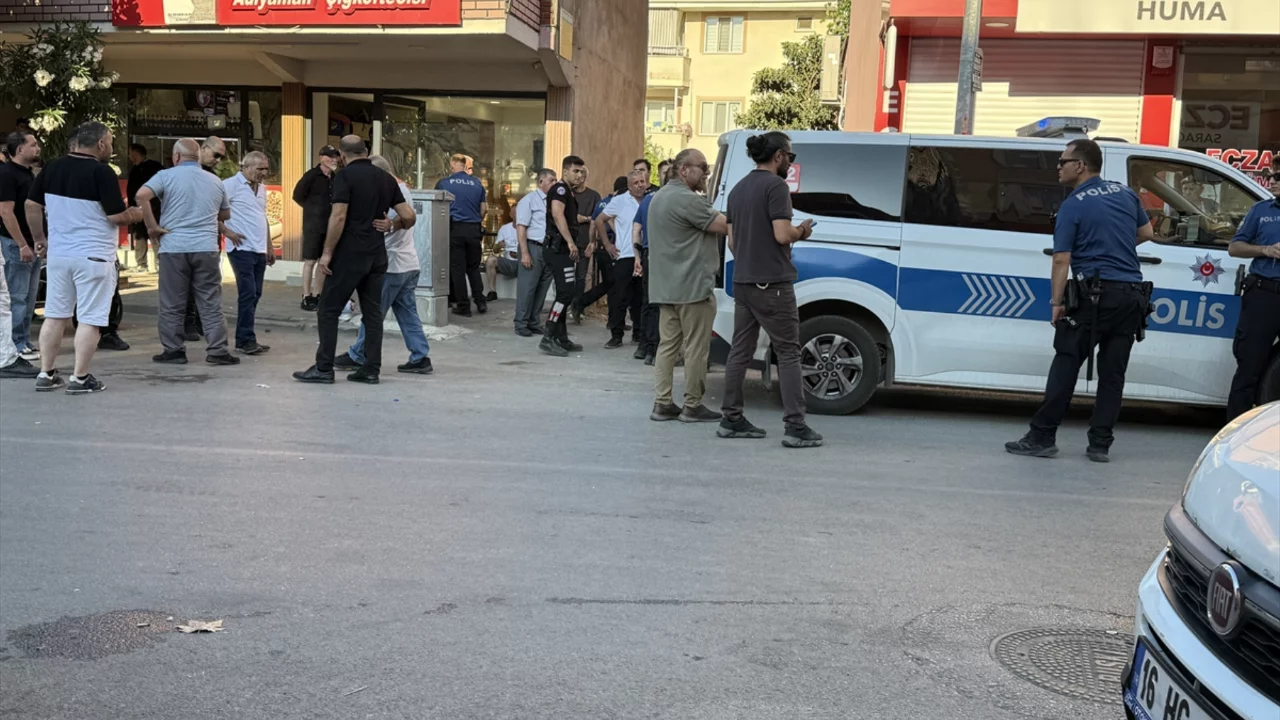 Bursa'da park yeri kavgasında bı&ccedil;aklar &ccedil;ekildi! Yaralılar var...